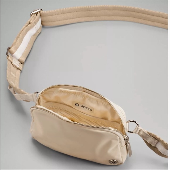 Lululemon Everywhere Crossbody Bag - Picture 4 of 5